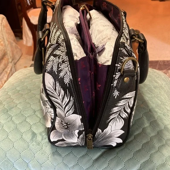 Anushka zip around satchel Cleopatra’s leopard - Picture 11 of 16